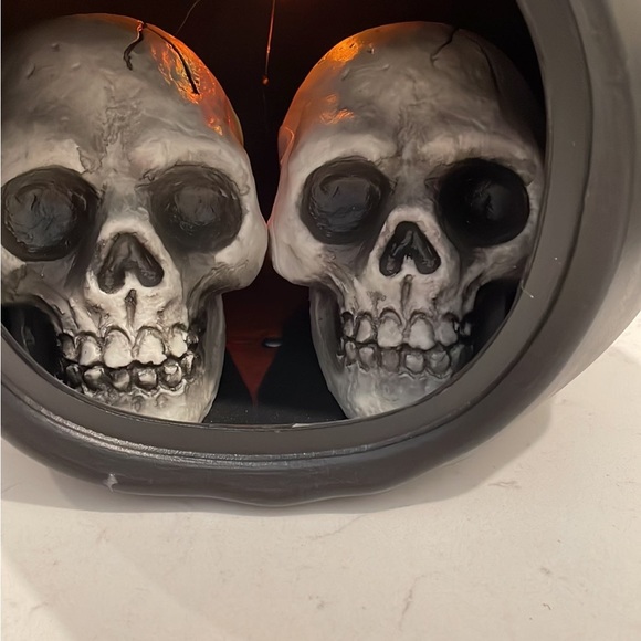 Light Changing Skull Pumpkin - Picture 5 of 9